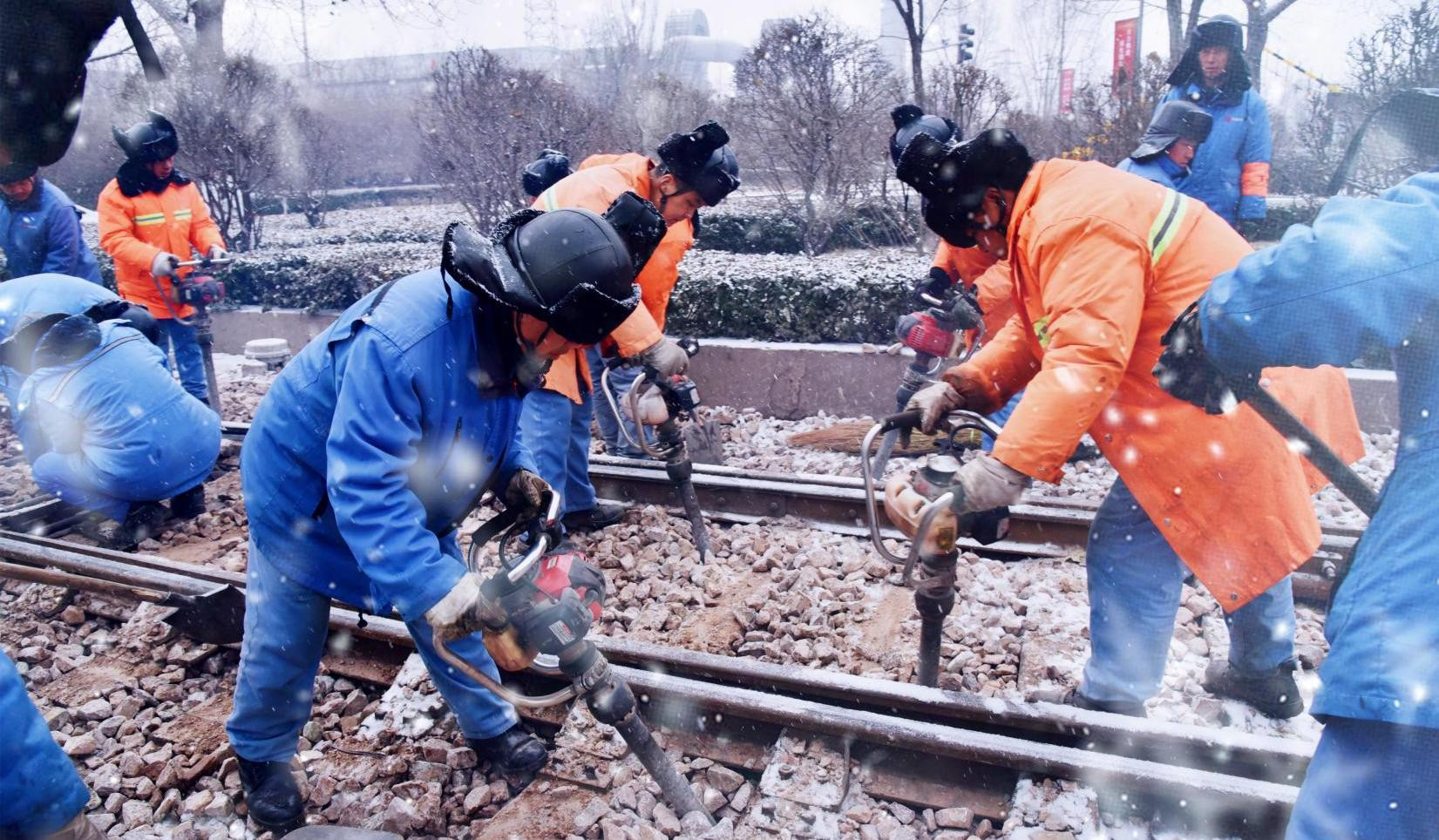 鐵建迎風踏雪檢修忙